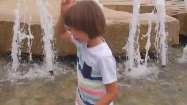Volnočasové aktivity horký den Plavání fontána dítě procházky voda město fontána horký den — Stock video