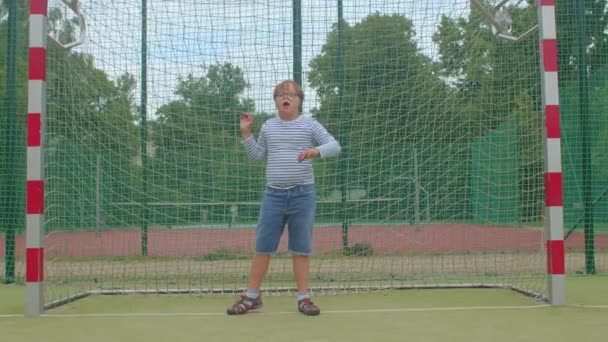 Синдром Дауна активний хлопчик ловить м'яч футбольної мети Не вдала спроба спіймати — стокове відео