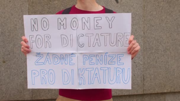 Cartel en las manos el tipo no es dinero para la protesta de la dictadura — Vídeos de Stock