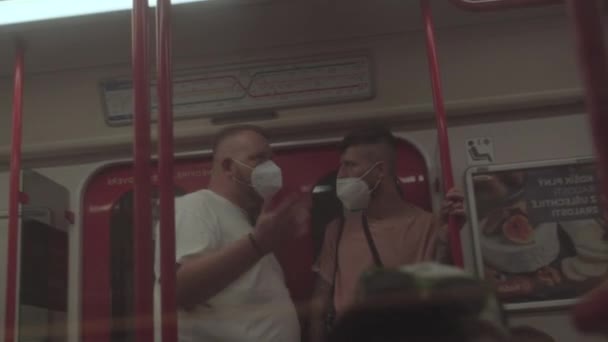 ジェスチャーを使用する呼吸保護公共交通機関反射ガラス — ストック動画