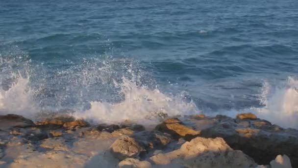 Air laut menghantam pantai batu. Gelombang kecil yang melanggar. Garis pantai pasang air. — Stok Video