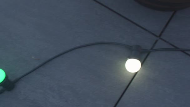 床のワイヤーの電球。パーティーのテラスの道路照明. — ストック動画