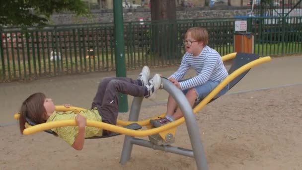 Kinder mit besonderen Bedürfnissen Erholung. Spielplätze barrierefrei. — Stockvideo