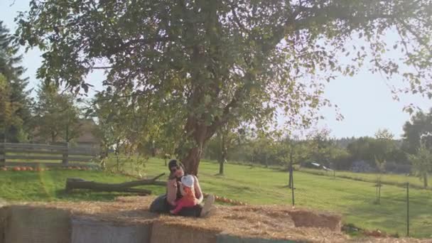 Femme avec un enfant à la campagne. Maman et bébé, amour de la nature — Video