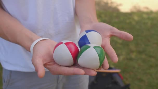 Las bolas en las manos son utilería utilizada por los malabaristas. Este paquete de tres malabarismos bolas — Vídeos de Stock