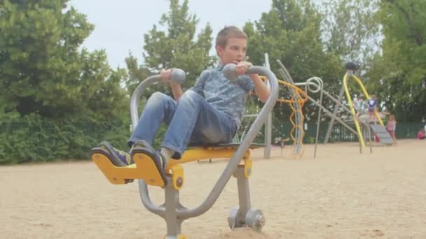 Aktives Kind in Blau. Die Bewegungen Kinder, verbessert das vestibuläre System — Stockvideo