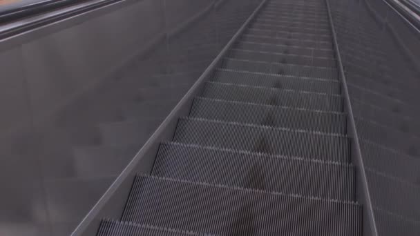 Escalator step movement. Automatic transportation passengers to floor levels. — Stock Video