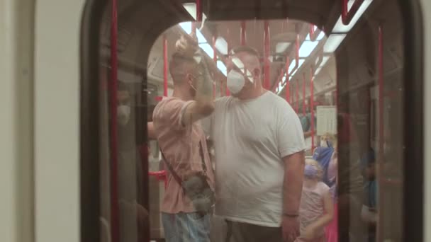 Randi a metrón. A partner örül a találkozásnak. Kezeket a korlátra! — Stock videók