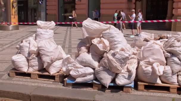 Bolsas de residuos de construcción en la calle de la ciudad. Residuos de almacenamiento en transporte de piezas. — Vídeo de stock