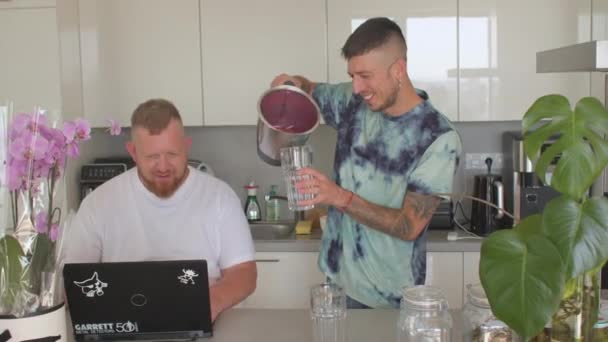 S vysokým obsahem bílkovin. Dva gayové pijí v kuchyni. Úbytek hmotnosti. — Stock video