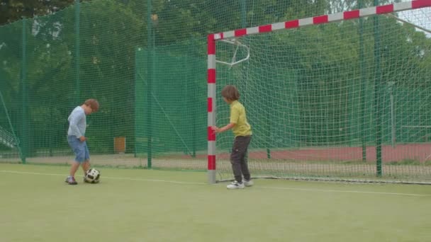 Έφηβοι παίζουν ποδόσφαιρο πεδίο ελεύθερο χρόνο Βελτίωση του σωματικού τόνου μυϊκό παιχνίδι κατάρτισης — Αρχείο Βίντεο
