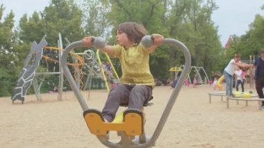 Aktif bir adam simülatör şehir parkını eğitiyor. Vücudu çeker ve iter. 