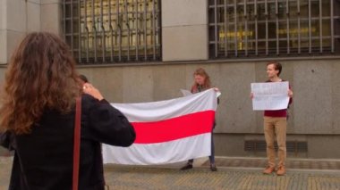 Passer fotoğraf protestosu yaptı Beyaz Rusyalıların duvar binası elleri beyaz-beyaz bayrak