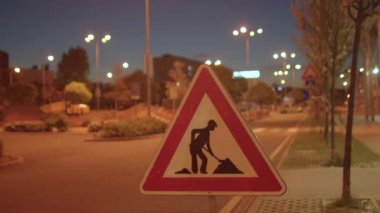 Şehirdeki yol çalışması tabelası. Yaya ve sürücülerin dikkatini çekiyor..