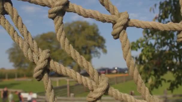 Rope net on the playground. The knots fasten the steps — Stock Video