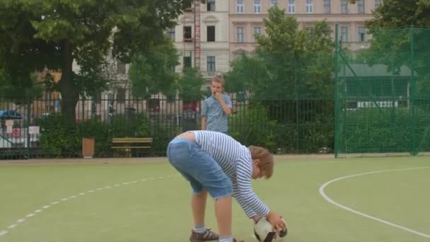 Niños en el campo de fútbol. Niños con síndrome de Down. — Vídeos de Stock