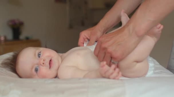 Porträtt av en söt bebis. Fäder man händer byta blöja. Moderskapsledighet — Stockvideo