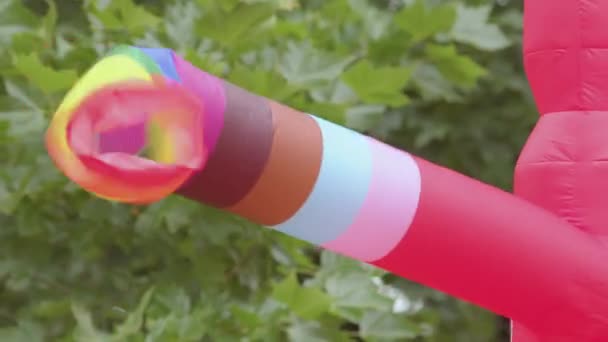 Κίνηση φουσκωτό υλικό ΛΟΑΤ χρώματα αιχμηρό ύφασμα κίνησης από τον άνεμο ροής — Αρχείο Βίντεο