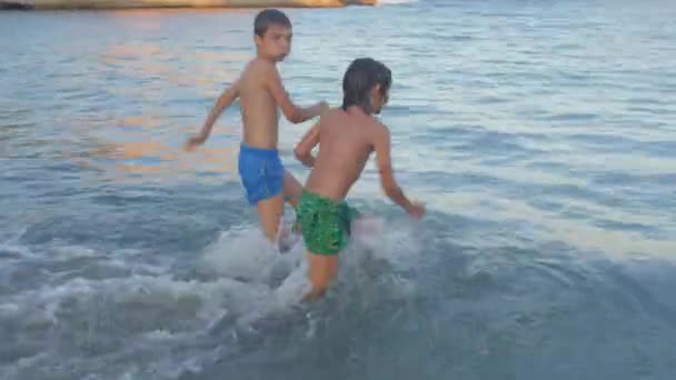 Ragazzi felici nuotano nel mare. Temperatura e sole i bambini si riempiono di divertimento per la salute. — Video Stock