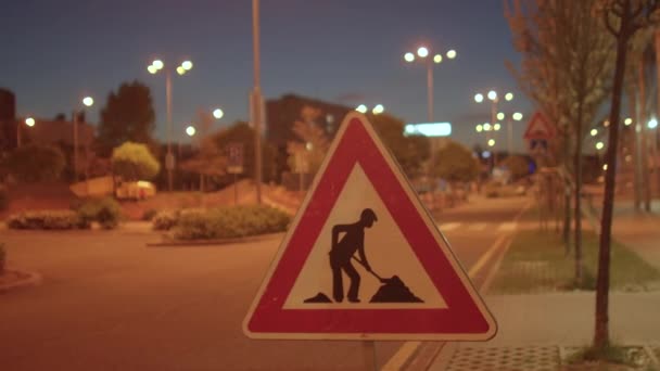 Baustellenschild in der Stadt. Aufmerksamkeit von Fußgängern und Autofahrern. — Stockvideo