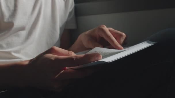 Dotýká se rukou stránek, prohledává text, ukazuje prstem. — Stock video