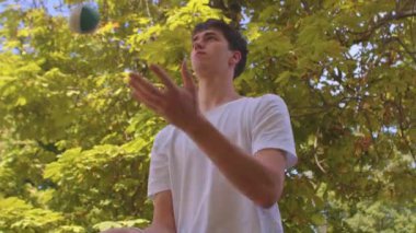 Genç adam ustalıkla objeyi yakalıyor. Hız reaksiyonu. Baskın el daha hızlıdır..