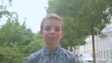 Şehirde taşınan bir gencin portresi. Kameraya odaklan.