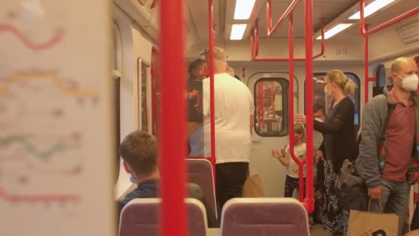 Két maszkos férfi szálljon le a vonatról. Ott van az utaspályaudvar. Tömegközlekedés. — Stock videók