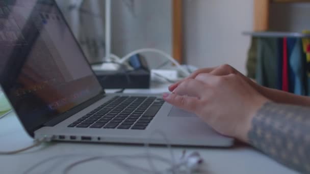 Wolne ręce kobiety używają klawiatury laptopa. Skup się na monitorze.. — Wideo stockowe