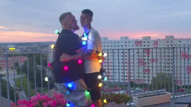 Couple poses during a date, a big man cheerfully lifts his partner. — Stock Video