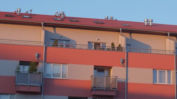 Balkone überdachen mehrstöckiges Gebäude in der Stadt. Fassade Ort, wo die Menschen leben — Stockvideo