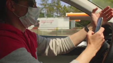 Kurye şoförü telefon sürücüsü kullanıyor. Ekran cihazına tıklıyor, bilgiye bakıyor.