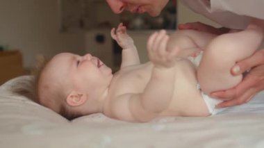 Deri tene sarılma zamanı. İnsan dokunuşu, baba ve bebeği için rahatlatıcıdır.. 