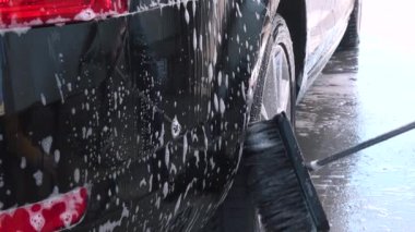 fırça tekerlek arabasını sabunla yıkar metal diskteki yağlı kiri temizler.