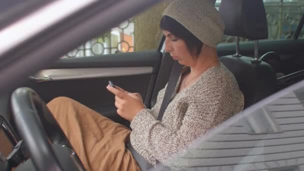 La donna usa l'auto del sedile del passeggero del telefono. Preme il dito dello schermo, internet mobile — Video Stock