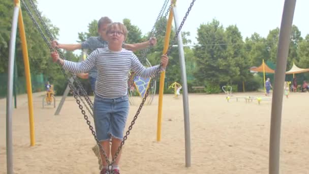 Crianças com necessidades especiais recreação. Parques infantis acessíveis inclusive para todos. — Vídeo de Stock