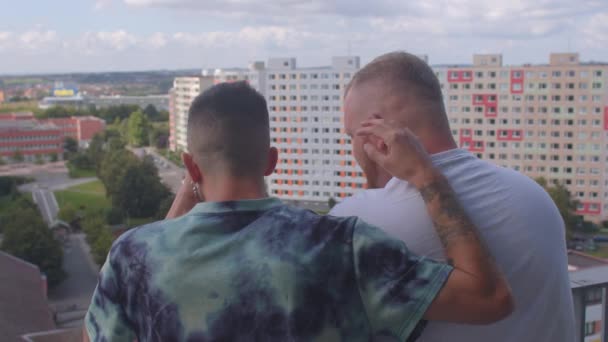 Romántica relación entre personas del mismo sexo, pareja de gays en balcón. — Vídeo de stock © Viktor_Lom_ #521618456 Romántica relación entre personas del mismo sexo, pareja de gays en balcón. — Vídeo de stock © Viktor_Lom_ #521618456
