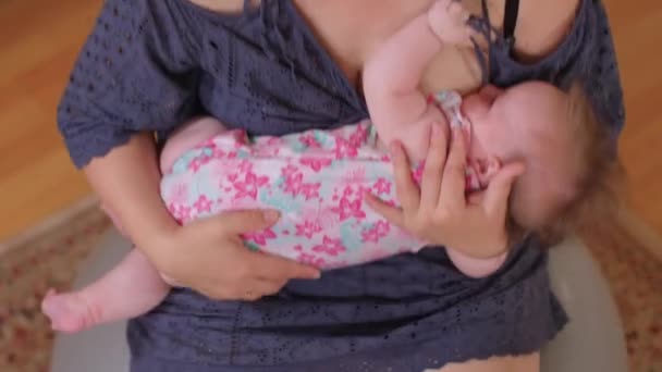 Enfant tenant maman. Elle le secoue dans les bras, préparant le corps de relaxation pour le sommeil. — Video