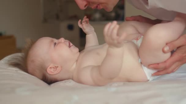 Hora de acurrucarse piel a piel. El toque humano es calmante para el padre y su bebé.. — Vídeo de stock
