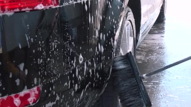 Brosse lave les roues voiture avec savon mousse enlève la saleté grasse du disque métallique — Video