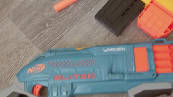一个被玩具枪和塑料软弹包围的10岁男孩的画像. — 图库视频影像