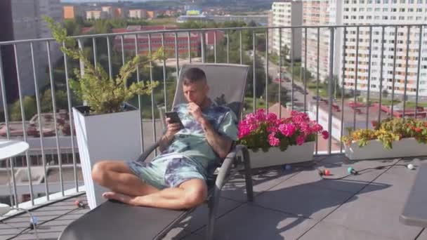 Estudio con un gran balcón para relajarse. — Vídeos de Stock