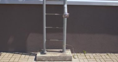 Mağaza binasındaki yangın çıkışı işçiler için su borusu yolu oluşturdu. 