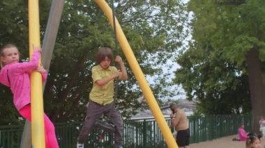 Aktif bir çocuk oyun alanında bungee swing yapıyor. Yaz tatilleri