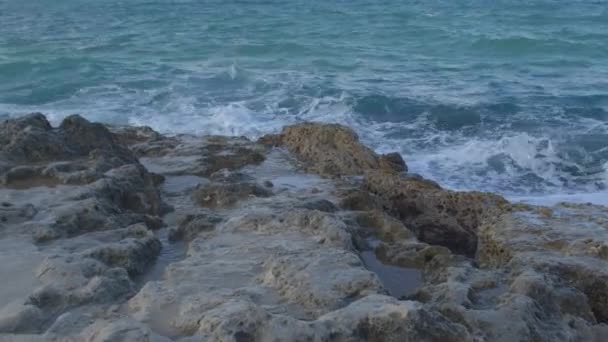 L'acqua del mare colpisce le pietre onda. Le onde si infrangono in modo irregolare. Spiaggia di pietra zona montuosa — Video Stock