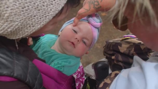 Osoba niepełnosprawna dotyka głowy dziecka pieści ją bez barier komunikacja — Wideo stockowe