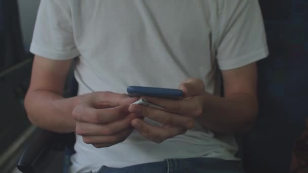 Męskie ręce używają telefonu komórkowego. Naciska palcami na ekran. — Wideo stockowe