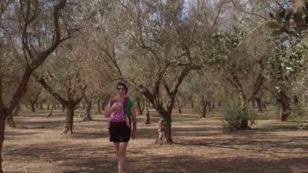 Renouer avec la nature réduit le stress et calme les nerfs. Femme avec bébé. — Video