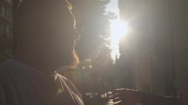 İki adam arka planda öpüşüyor. Parlak güneş neşe buluşması randevusu.