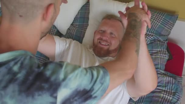 Gezonde functionele intieme relatie gay mannen partner gevoel nodig gewaardeerd — Stockvideo